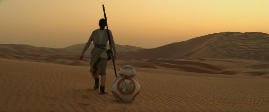 Rey y BB-8 en el desierto del planeta Jakku