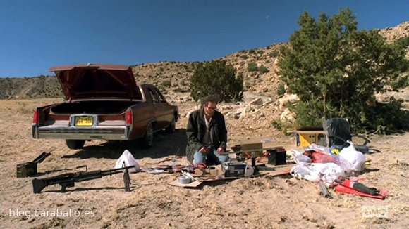 Breaking Bad Finale. Episodio 5x16. Felina. Walter prepara a lo MacGuiver la M-60 tarareando la canción de Marty Robbins "El Paso".