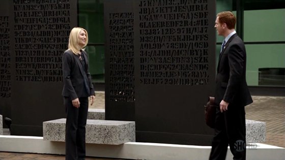 Carrie y Brody a las puertas de la sede de la CIA.