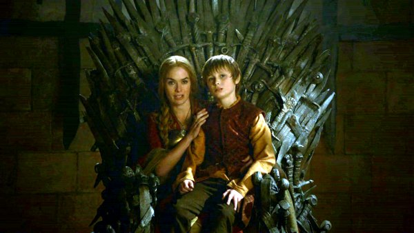 Game of Thrones T02E09. Cersei y Tommen esperan en el Trono de Hierro.
