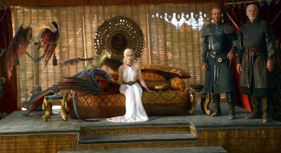 Juego de Tronos - El Oso y la Doncella. Daenerys, Jorah Mormont y Ser Barristan Selmy, con sus dragones