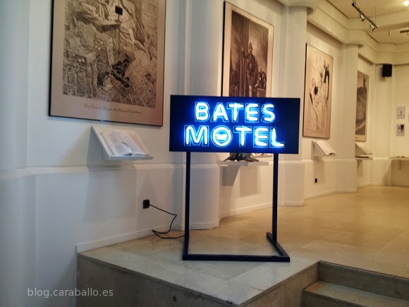 Neón de Bates Motel en la Sociedad Cervantina de Madrid.