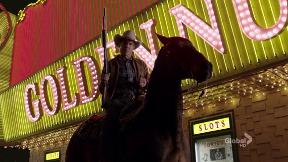 Vegas. Dennis Quaid cabalga bajo las luces del Golden Nugget.