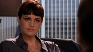 Carla Gugino en el papel de la abogada Abby Rhodes en Californication