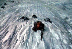 Juego de Tronos - The Climb (El Ascenso). Tormund escala El Muro seguido por Orell, Ygritte y Jon Nieve